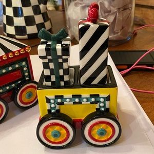 Train salt and pepper shakers